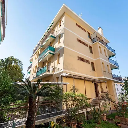 Апартаменты Joivy Cosy Flat With Terrace Near Castle