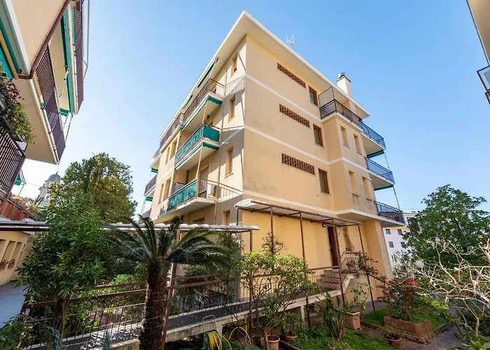 Апартаменты Joivy Cosy Flat With Terrace Near Castle